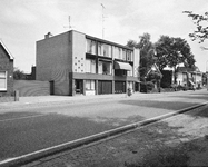 856745 Gezicht op de huizen Amsterdamsestraatweg 739 (links) -lager te Utrecht.